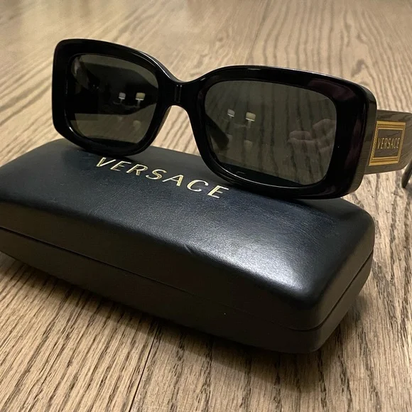 Versace Black Frame Square Gold Logo Sunglasses Model 4377 Men’s & Women’s NEW - Picture 4 of 10